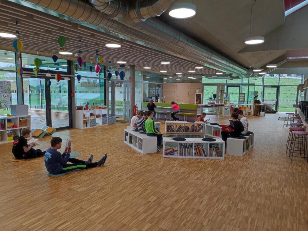 Kinder arbeitn am Marktplatz